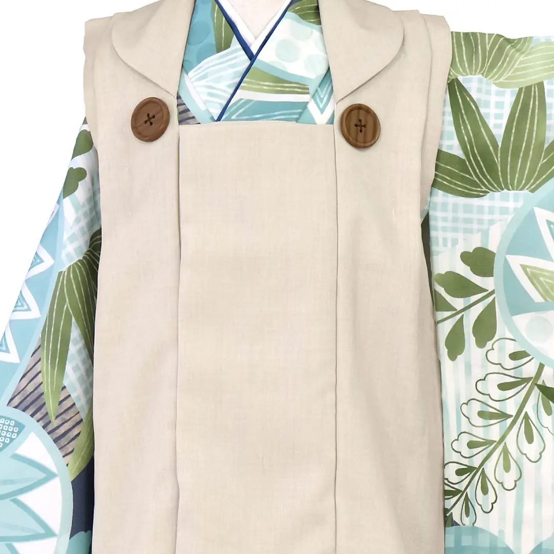 【花わらべ 】水色地に葵の着物、ベージュの被布コートセット／バストアップ詳細