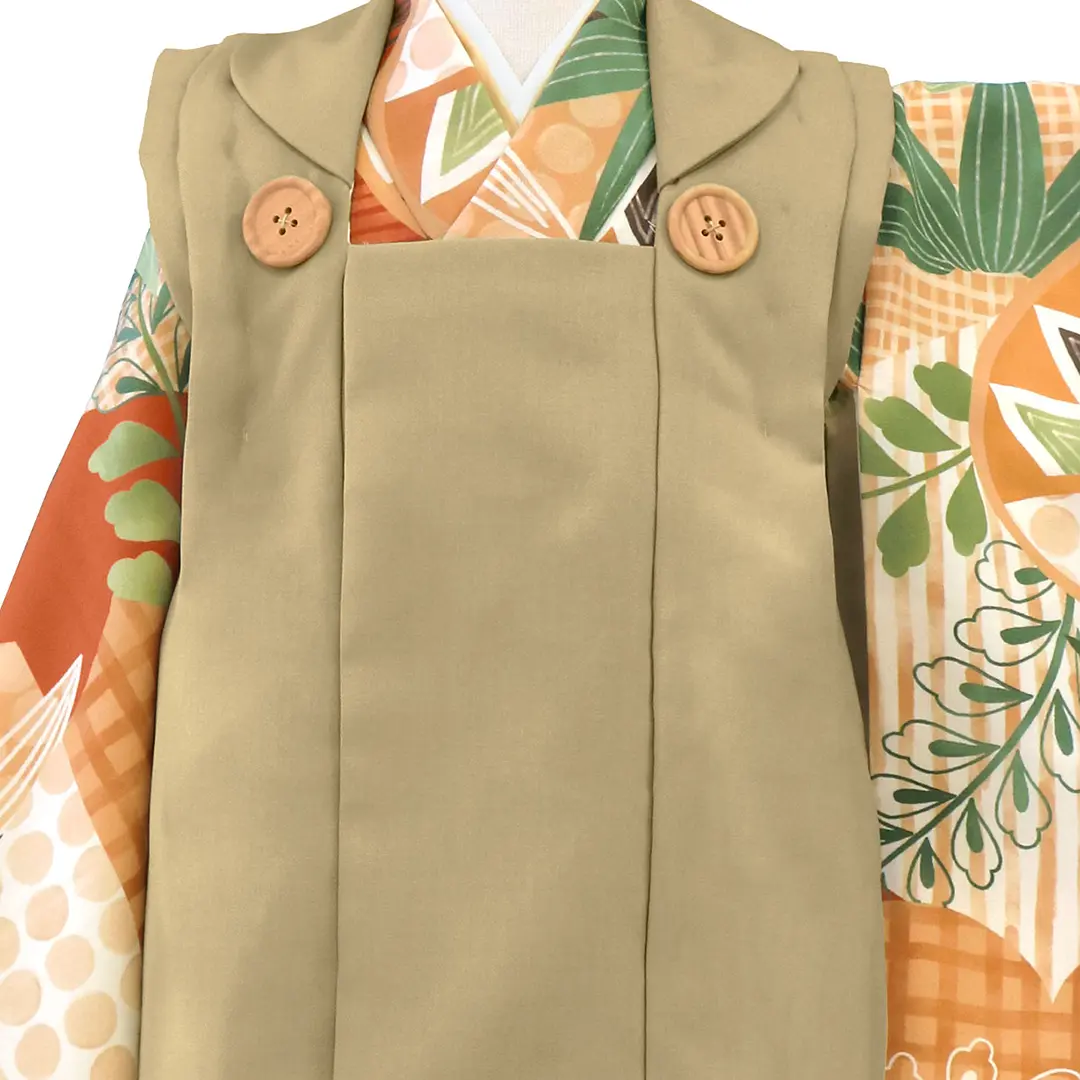 【花わらべ 】茶色地に葵の着物、カーキの被布コートセット／バストアップ詳細