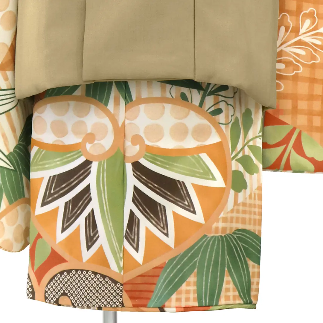 【花わらべ 】茶色地に葵の着物、カーキの被布コートセット／裾詳細