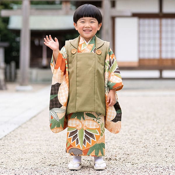 花わらべ》茶色地に葵の着物、カーキの被布コートセット／七五三・三歳
