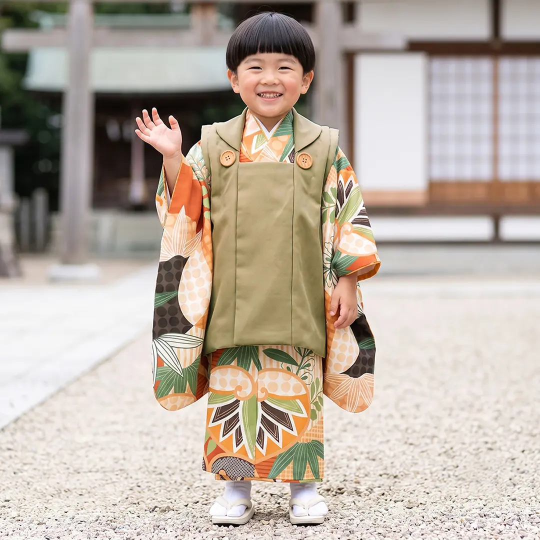 《花わらべ》茶色地に葵の着物、カーキの被布コートセット／七五三・三歳男の子・被布コートセット／着用イメージ