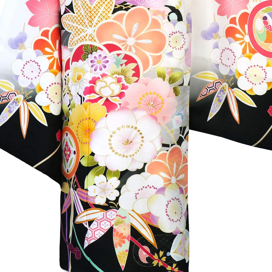 式部浪漫》白と黒地に梅と笹の着物／七五三・七歳女の子 | 宅配