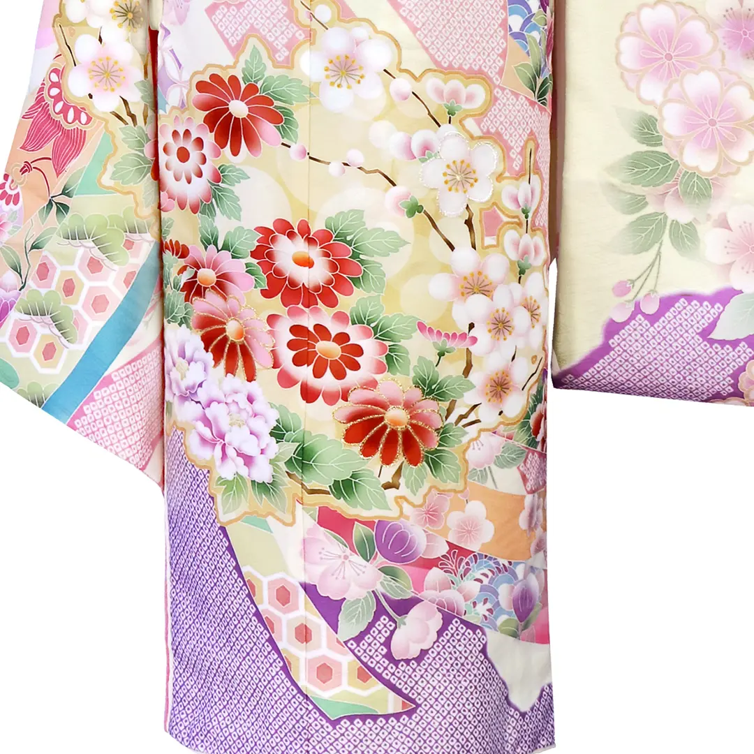 式部浪漫》源氏香・アイボリーの着物（赤帯にピンク）／七五三・七歳