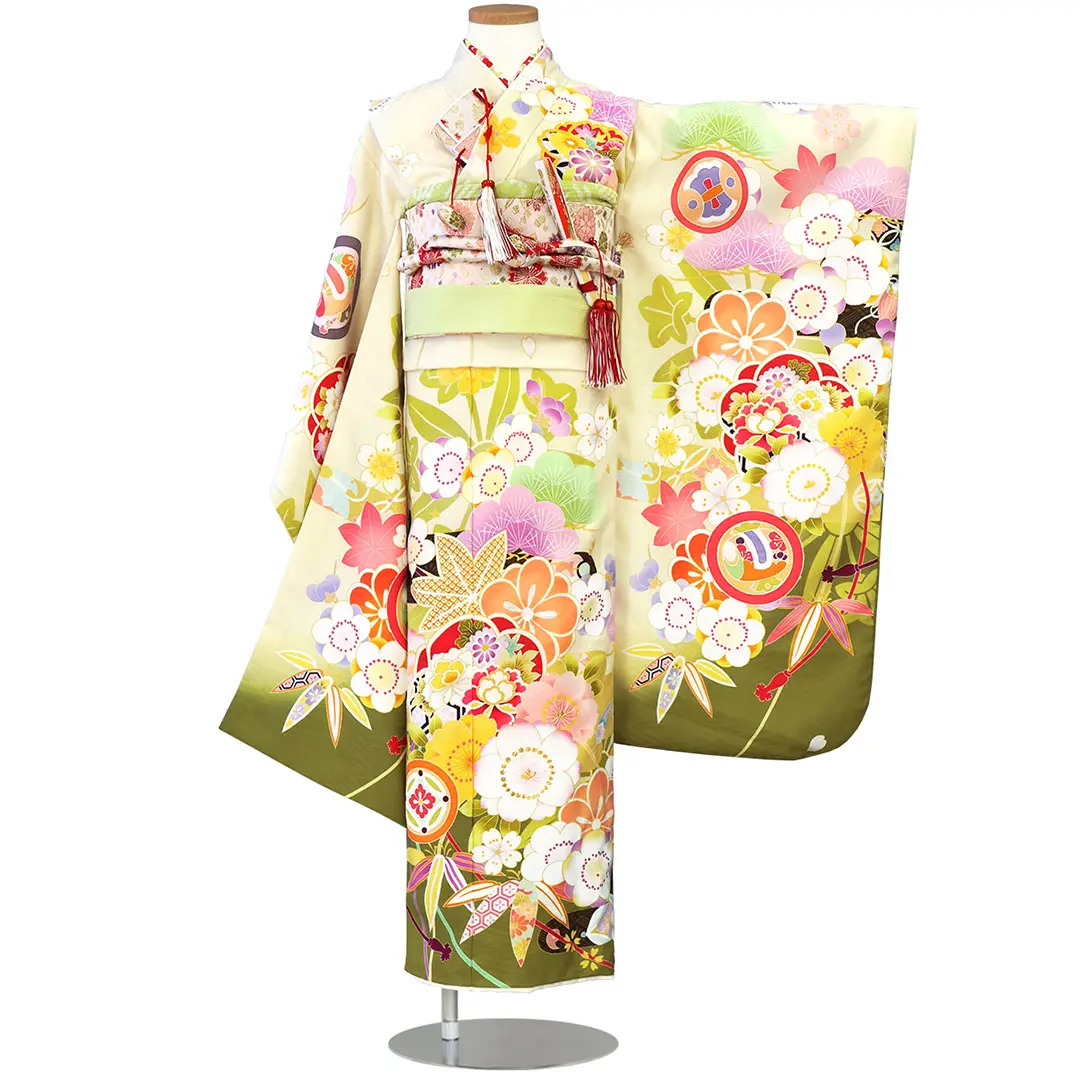 式部浪漫》白と黒地に梅と笹の着物／七五三・七歳女の子 | 宅配