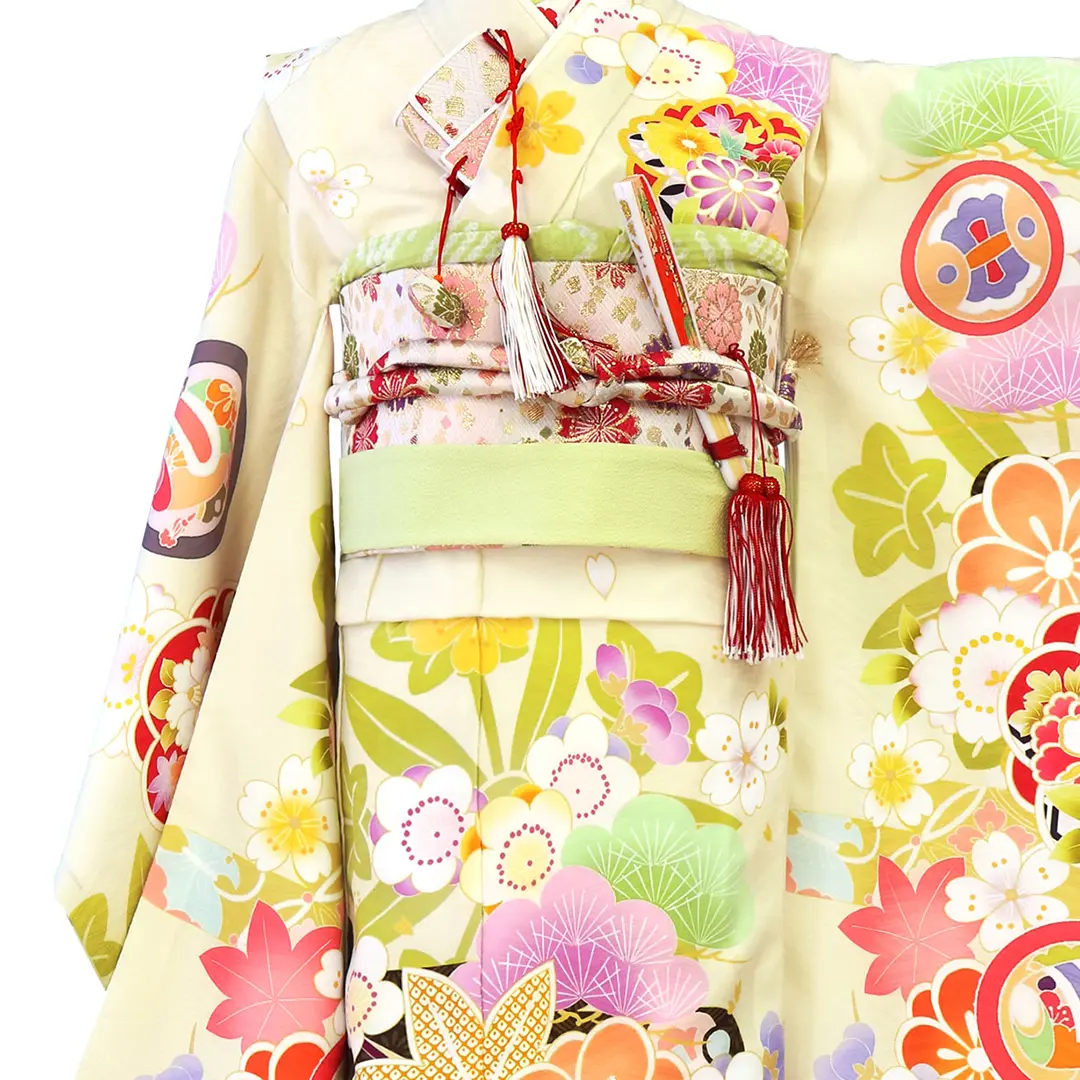 式部浪漫》白とウグイス色地に梅と笹の着物（白帯にグリーン）／七五三