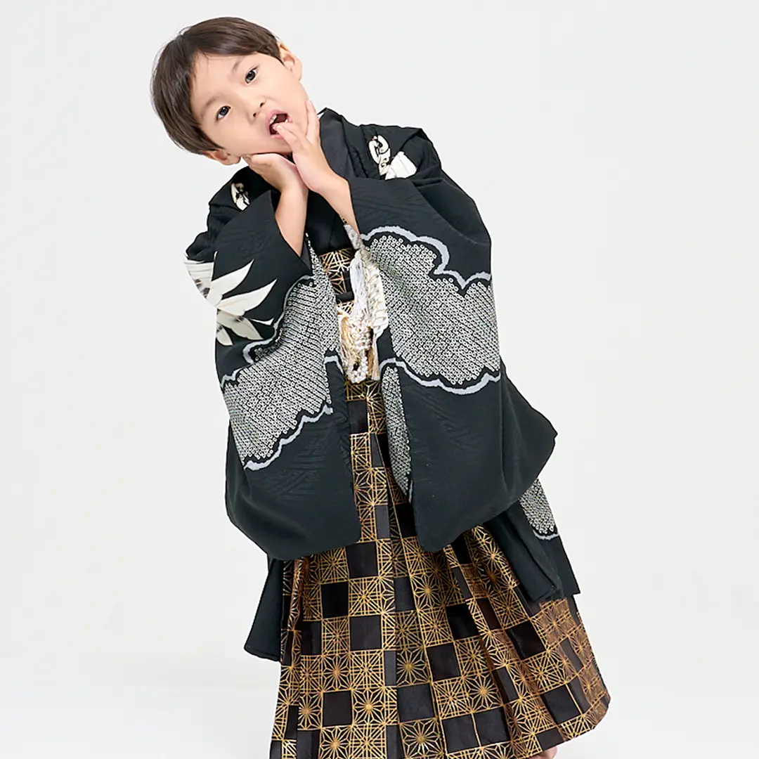 LOWRYS FARM》黒地に鷹と雲取り、黒の袴／七五三・五歳男の子・袴