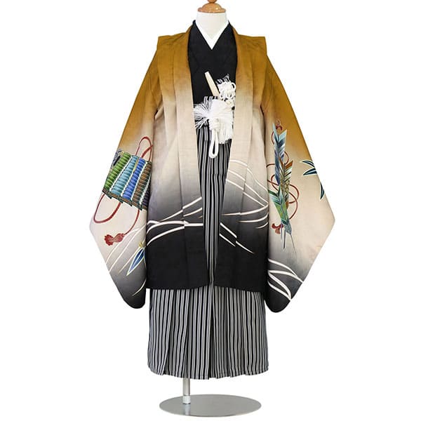 黄唐茶地に兜と片輪車文、黒縞の袴／七五三・五歳男の子・袴