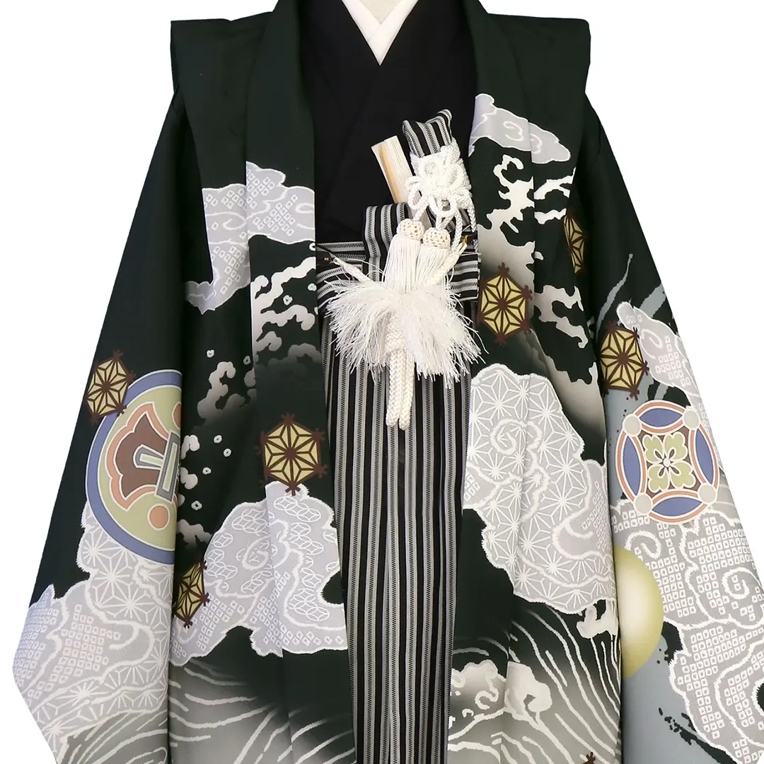 黒地に雲龍と丸紋、黒縞の袴／七五三・五歳男の子・袴／衿元詳細