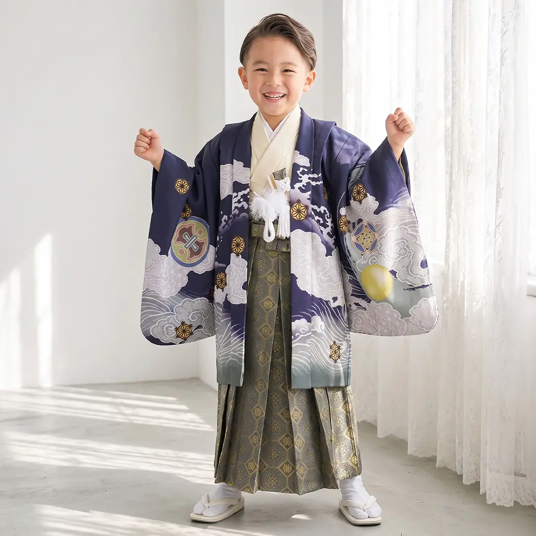 紺地に兜と丸紋、藍鼠の袴／七五三・五歳男の子・袴／着用イメージ