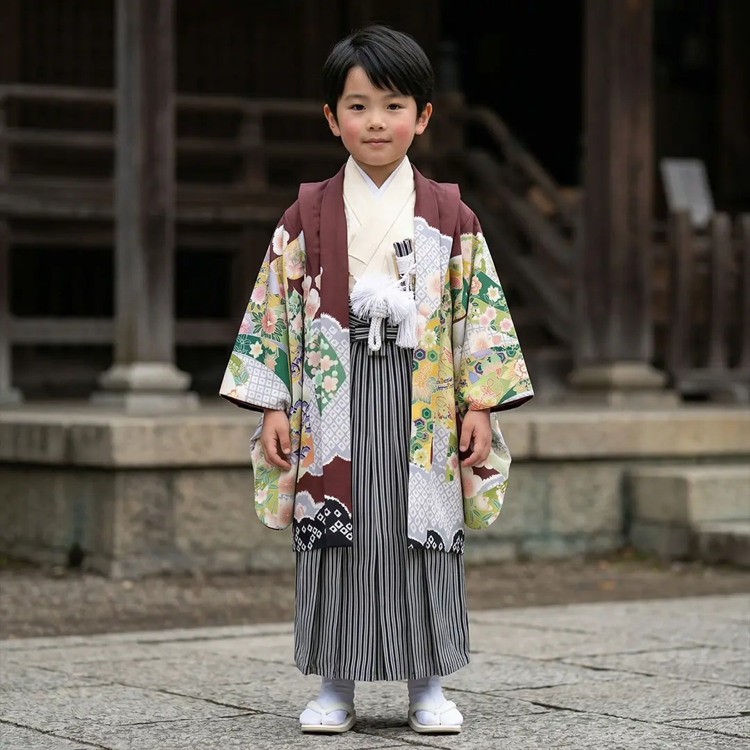 臙脂に兜と束ね熨斗、黒縞の袴／七五三・五歳男の子・袴／着用イメージ