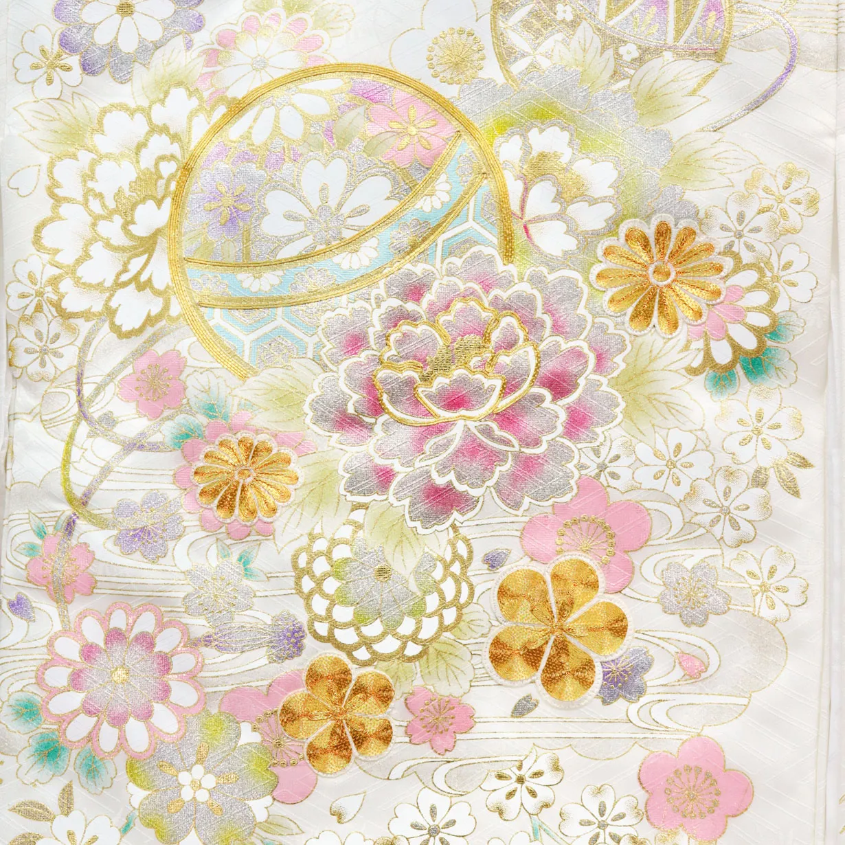 白と桃色地に鞠と牡丹、金の刺繍尽くしの祝い着（産着）／女児