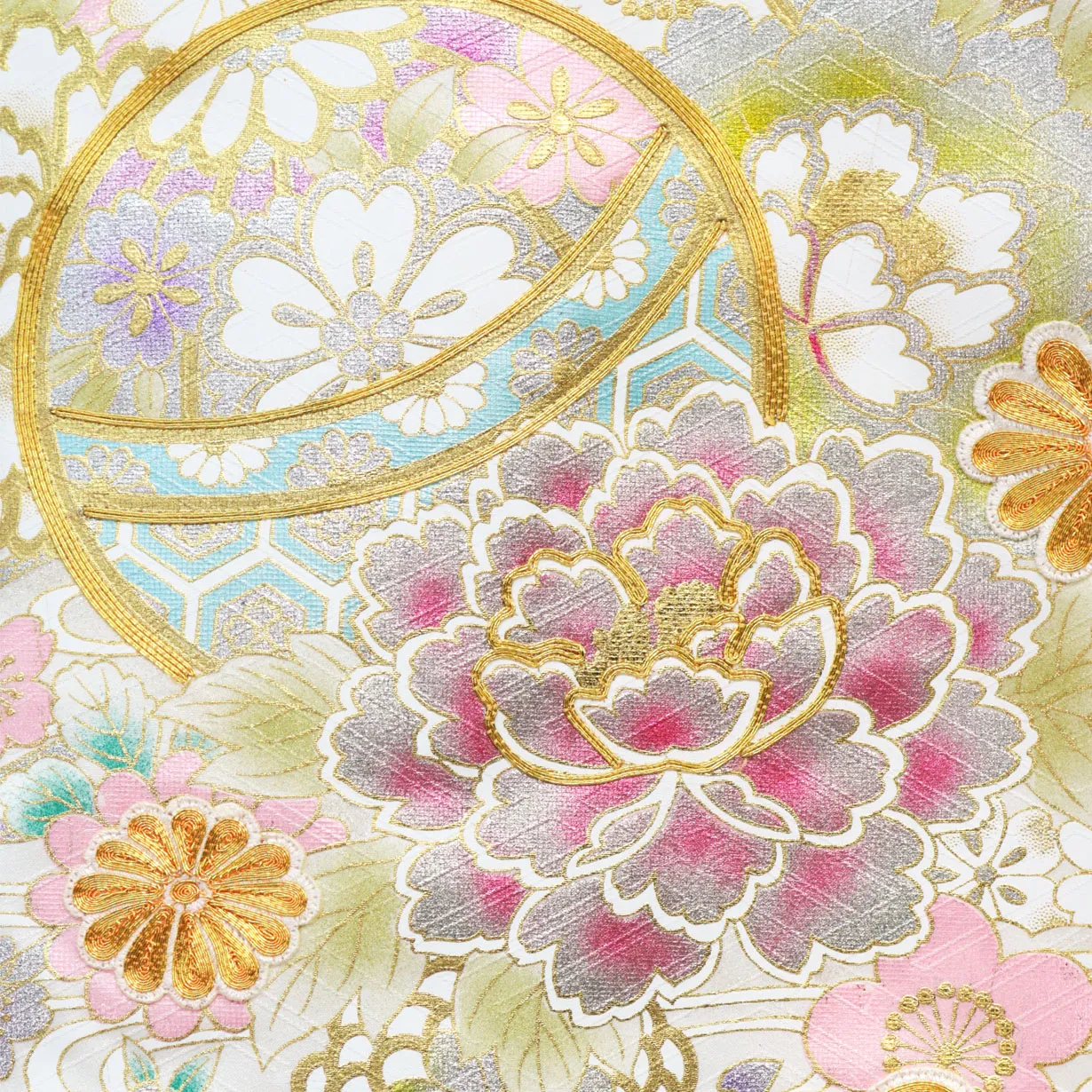 白と桃色地に鞠と牡丹、金の刺繍尽くしの祝い着（産着）／女児