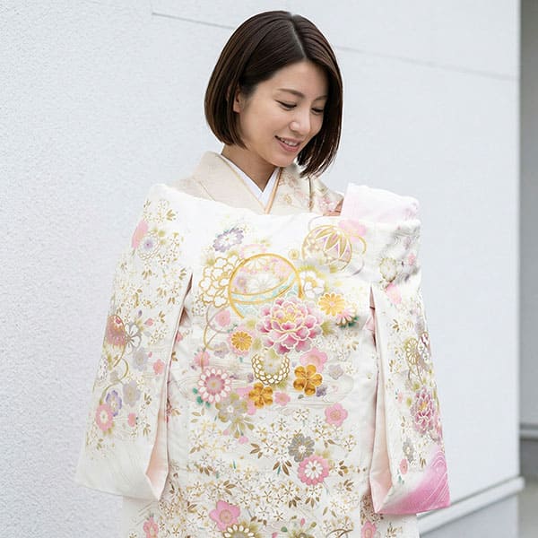 お宮参り産着／白と桃色地に鞠と牡丹、金の刺繍尽くしの祝い着／女児