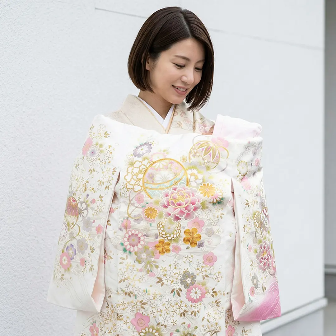 お宮参り産着／白と桃色地に鞠と牡丹、金の刺繍尽くしの祝い着／女児