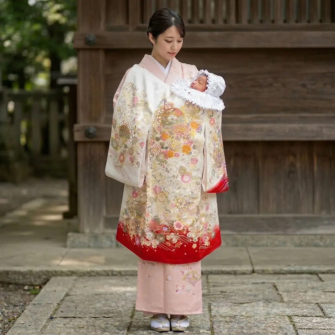 お宮参り産着レンタル／白と赤の地に鞠と牡丹、金の刺繍尽くしの祝い着