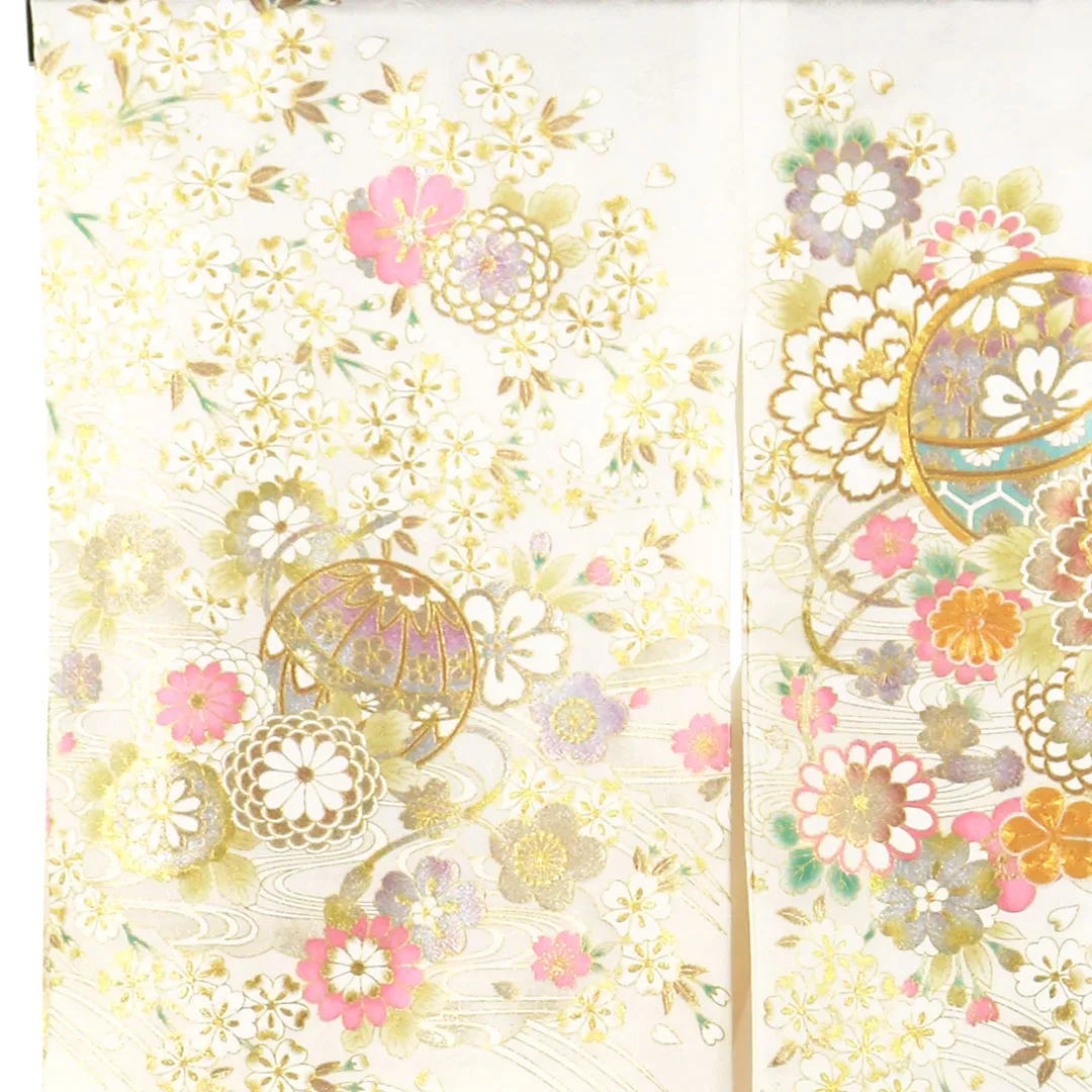 白地に鞠と牡丹、金の刺繍尽くしの祝い着（産着）／女児 左袖