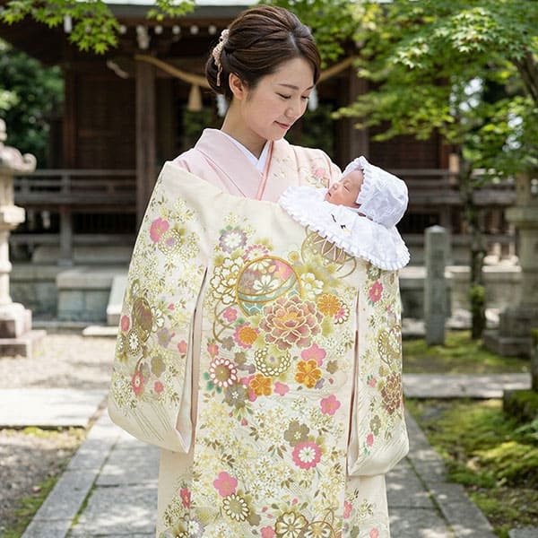 お宮参り産着レンタル／白地に鞠と牡丹、金の刺繍尽くしの祝い着／女児