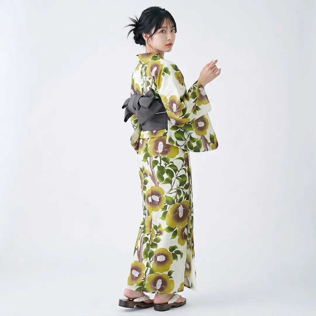 浴衣　付下げ　渦巻きに植物 UNSODO》オフホワイト×緑ツバキ／レディース浴衣 | 宅配着物レンタルの