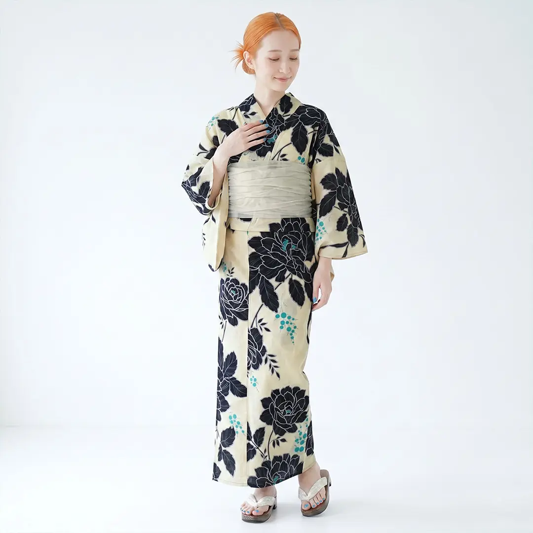 【帯が選べる】生成×モノトーンの牡丹と南天／レディース浴衣／着用イメージ