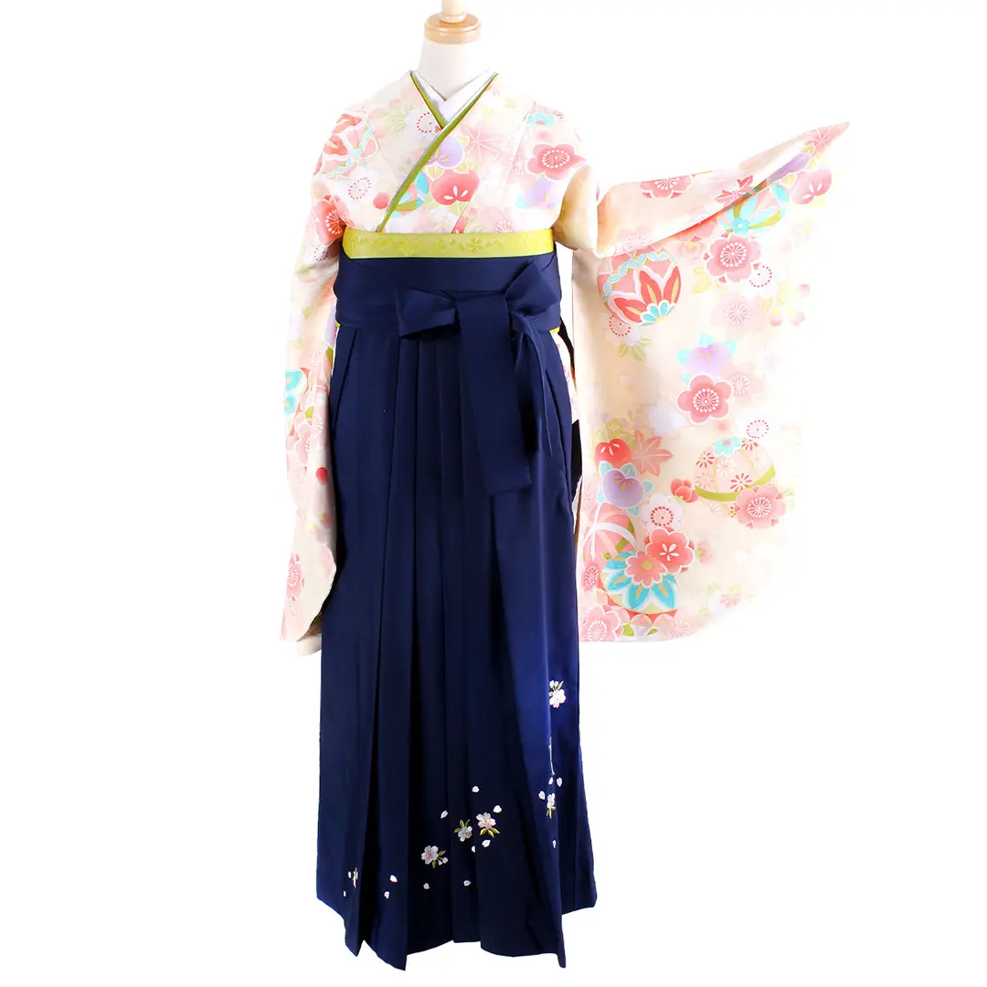 クリーム地に鞠と桜・紺袴（刺繍） （二尺袖）／卒業式／正面