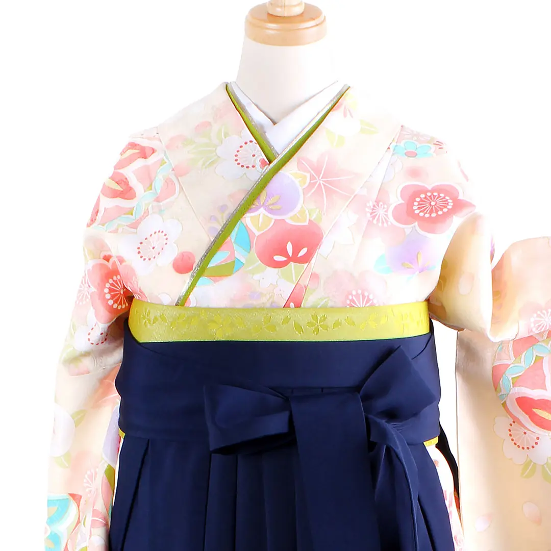 クリーム地に鞠と桜・紺袴（刺繍） （二尺袖）／卒業式／正面詳細