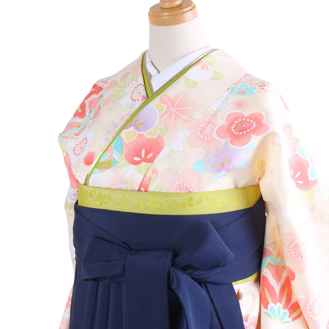 クリーム地に鞠と桜・紺袴（刺繍） （二尺袖）／卒業式／斜め詳細