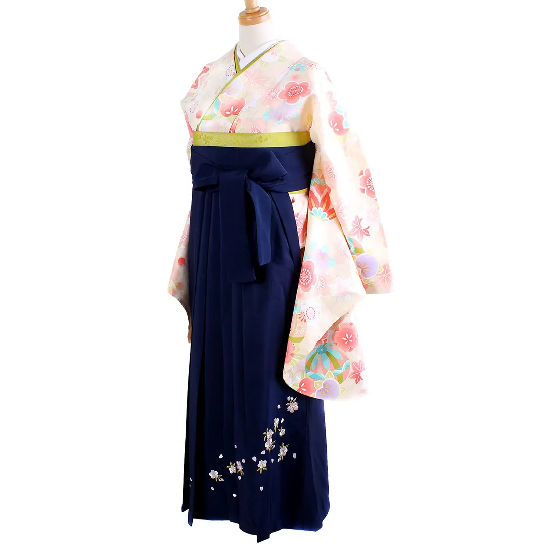 クリーム地に鞠と桜・紺袴（刺繍） （二尺袖）／卒業式／斜め