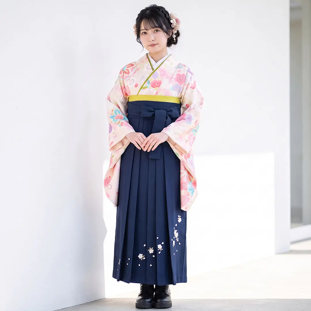 クリーム地に鞠と桜・紺袴（刺繍） （二尺袖）／卒業式／着用イメージ