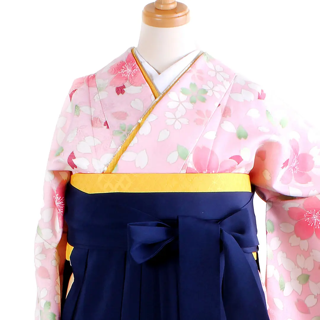 ピンク地に桜吹雪・紺袴（刺繍） （二尺袖）／卒業式 | 宅配着物