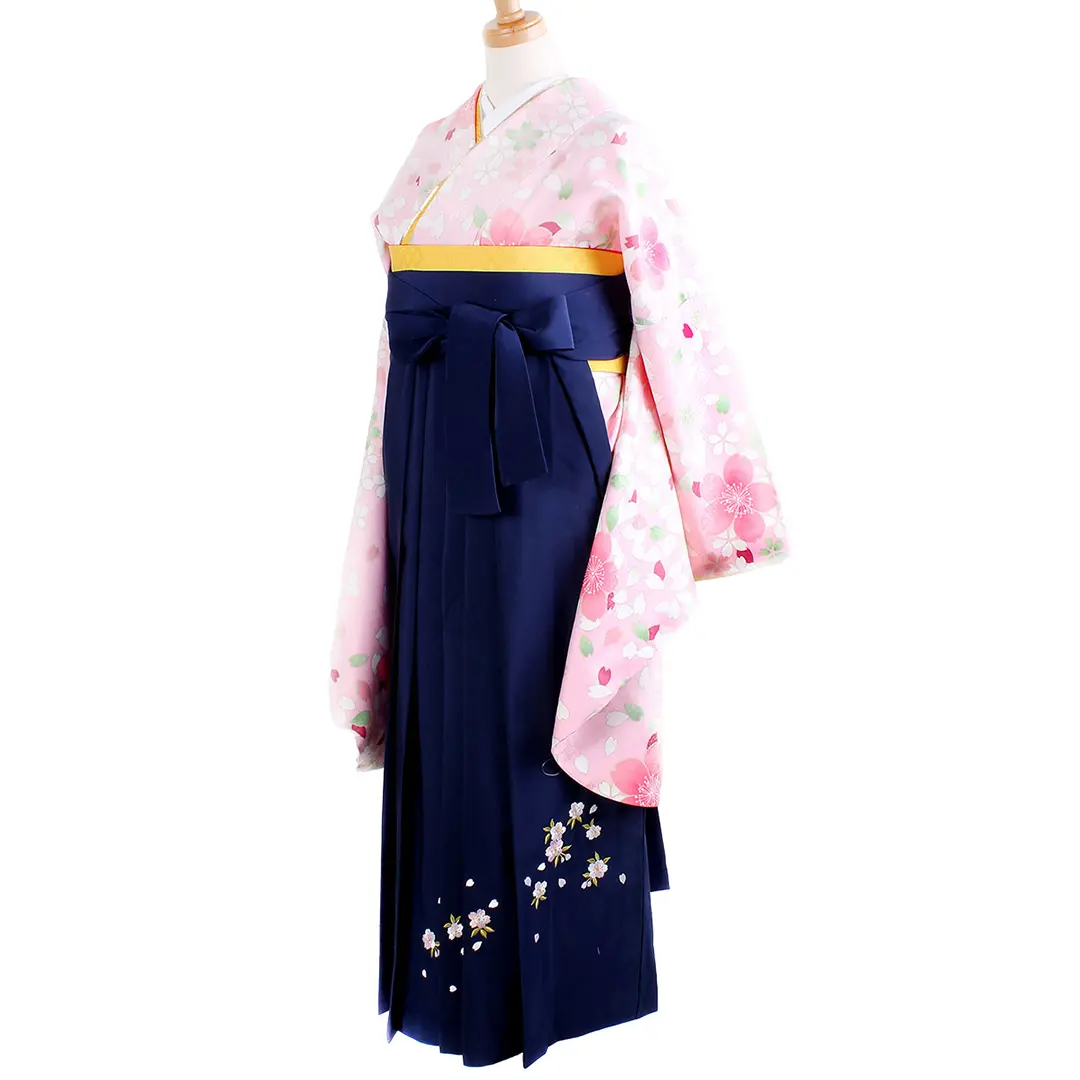 ピンク地に桜吹雪・紺袴（刺繍） （二尺袖）／卒業式 | 宅配着物