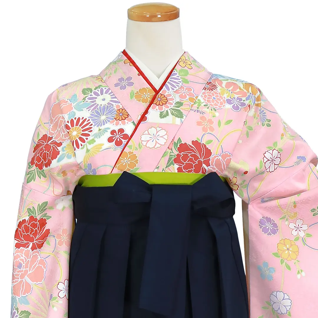 ピンク地に花扇・紺袴（無地） （二尺袖）／卒業式／正面詳細