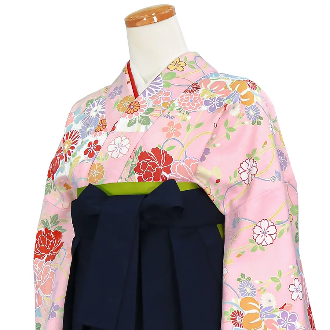 ピンク地に花扇・紺袴（無地） （二尺袖）／卒業式／斜め詳細