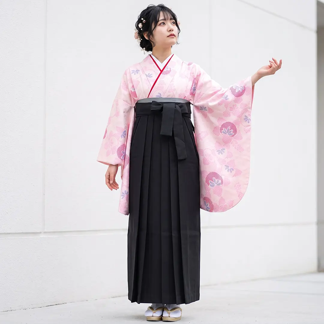ピンク地に染め疋田と橘・黒袴（無地） （二尺袖）／卒業式
