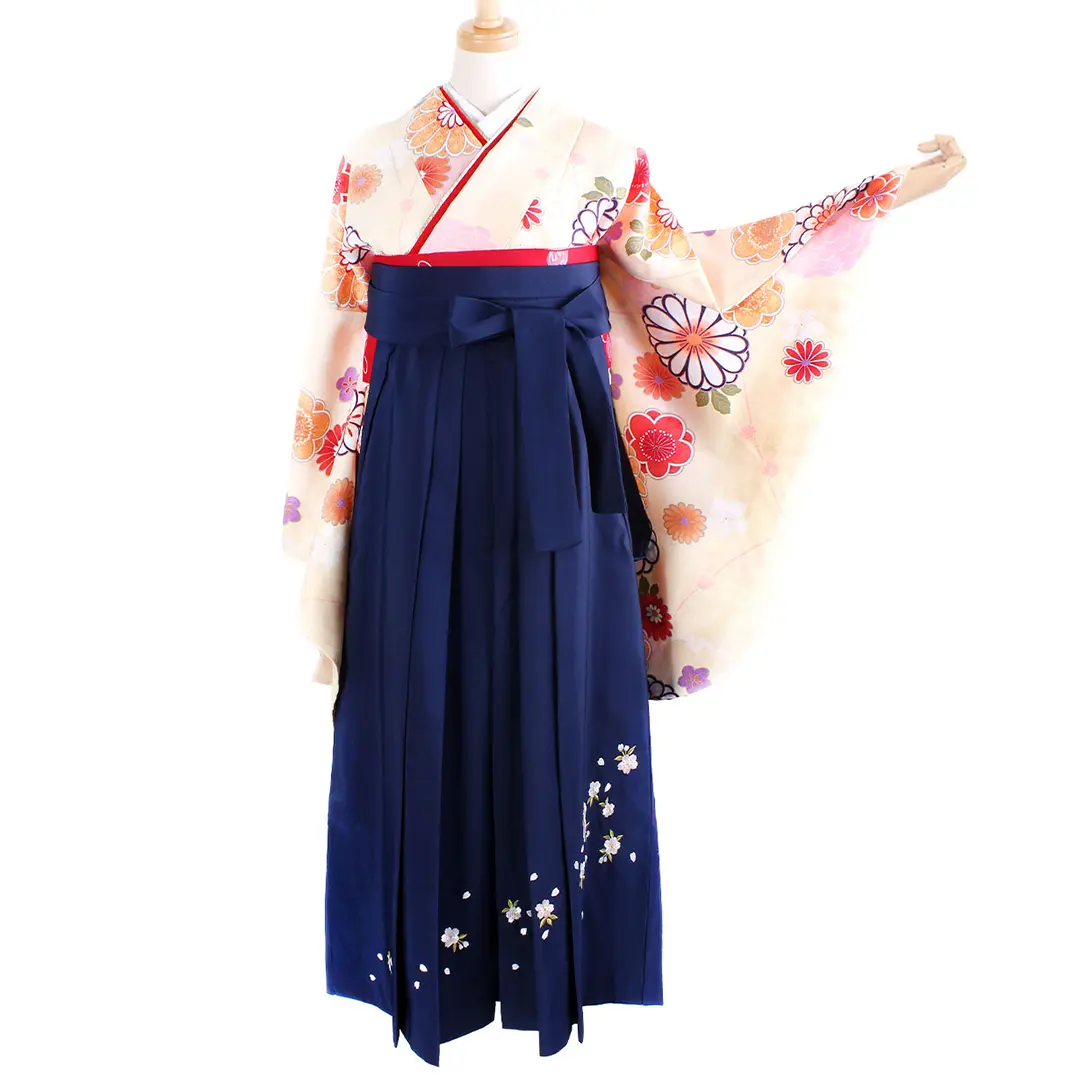 クリーム地に菊と桜・紺袴（刺繍） （二尺袖）／卒業式／正面