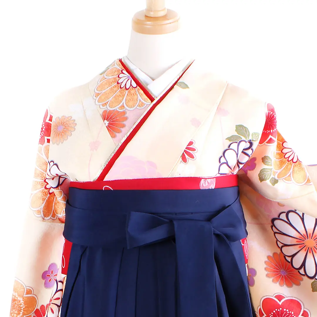 クリーム地に菊と桜・紺袴（刺繍） （二尺袖）／卒業式／正面詳細