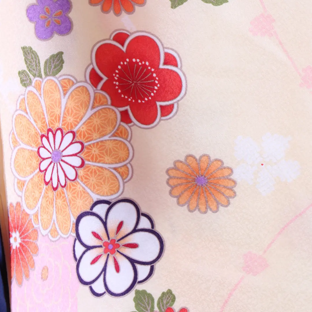 クリーム地に菊と桜・紺袴（刺繍） （二尺袖）／卒業式／柄詳細