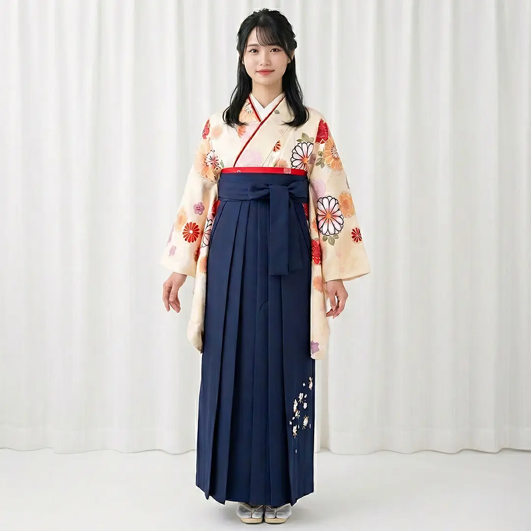 クリーム地に菊と桜・紺袴（刺繍） （二尺袖）／卒業式／着用イメージ