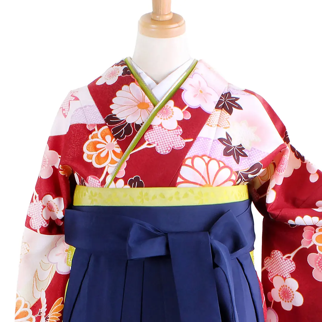 赤茶地に地紙と菊・紺袴（無地） （二尺袖）／卒業式／正面詳細