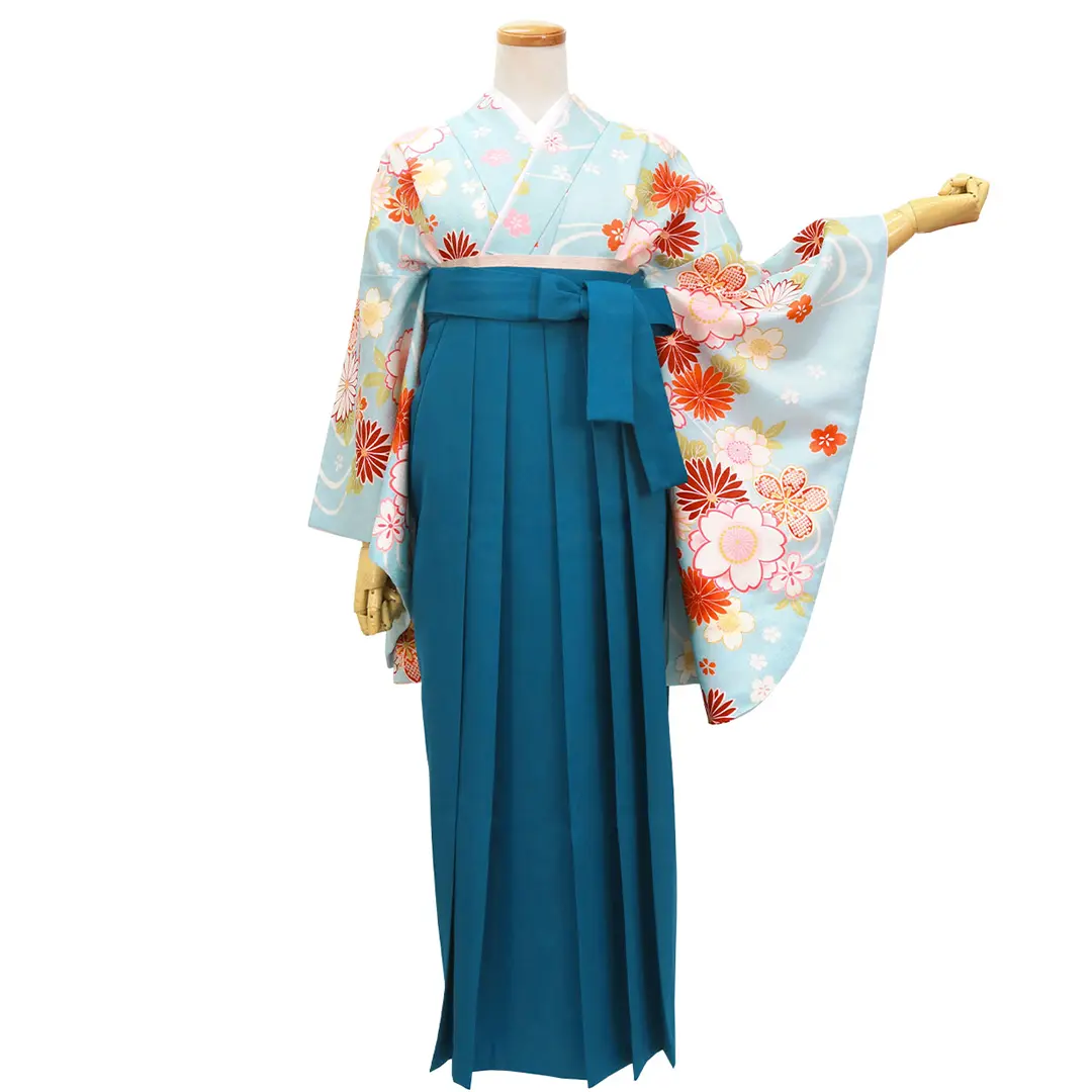 水色地に菊と桜・青袴（無地） （二尺袖）／卒業式／正面
