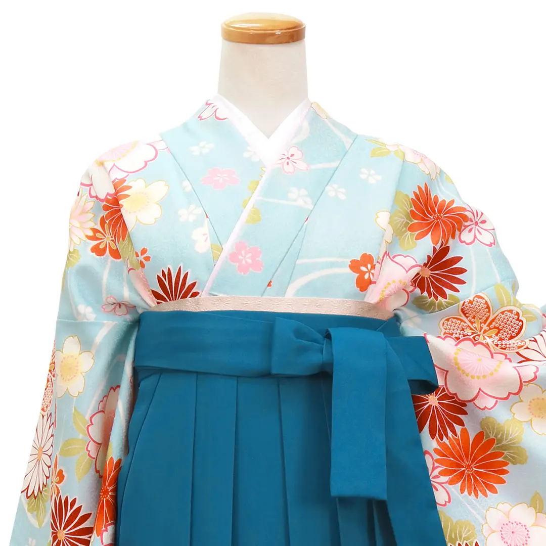 水色地に菊と桜・青袴（無地） （二尺袖）／卒業式／正面詳細