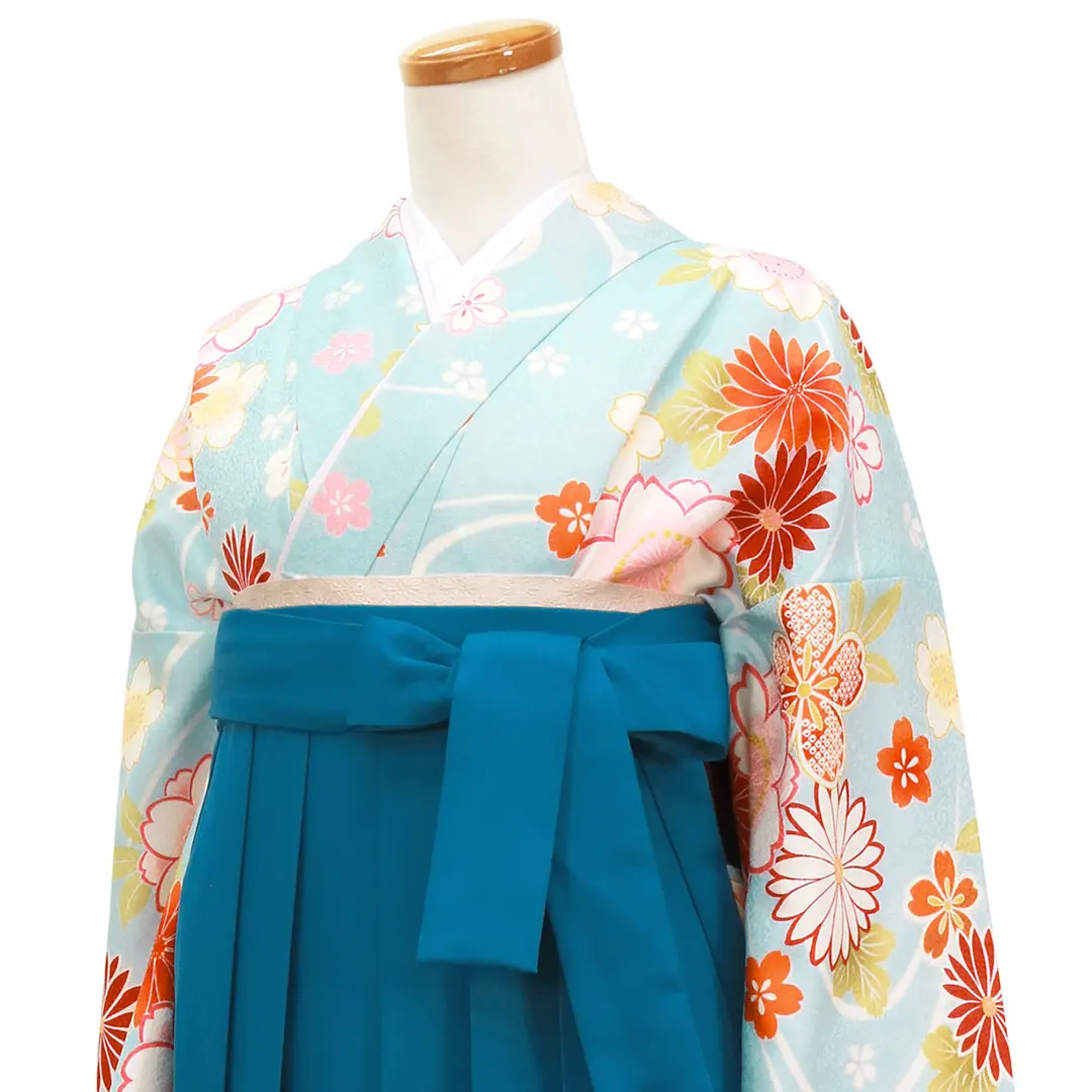 水色地に菊と桜・青袴（無地） （二尺袖）／卒業式／斜め詳細