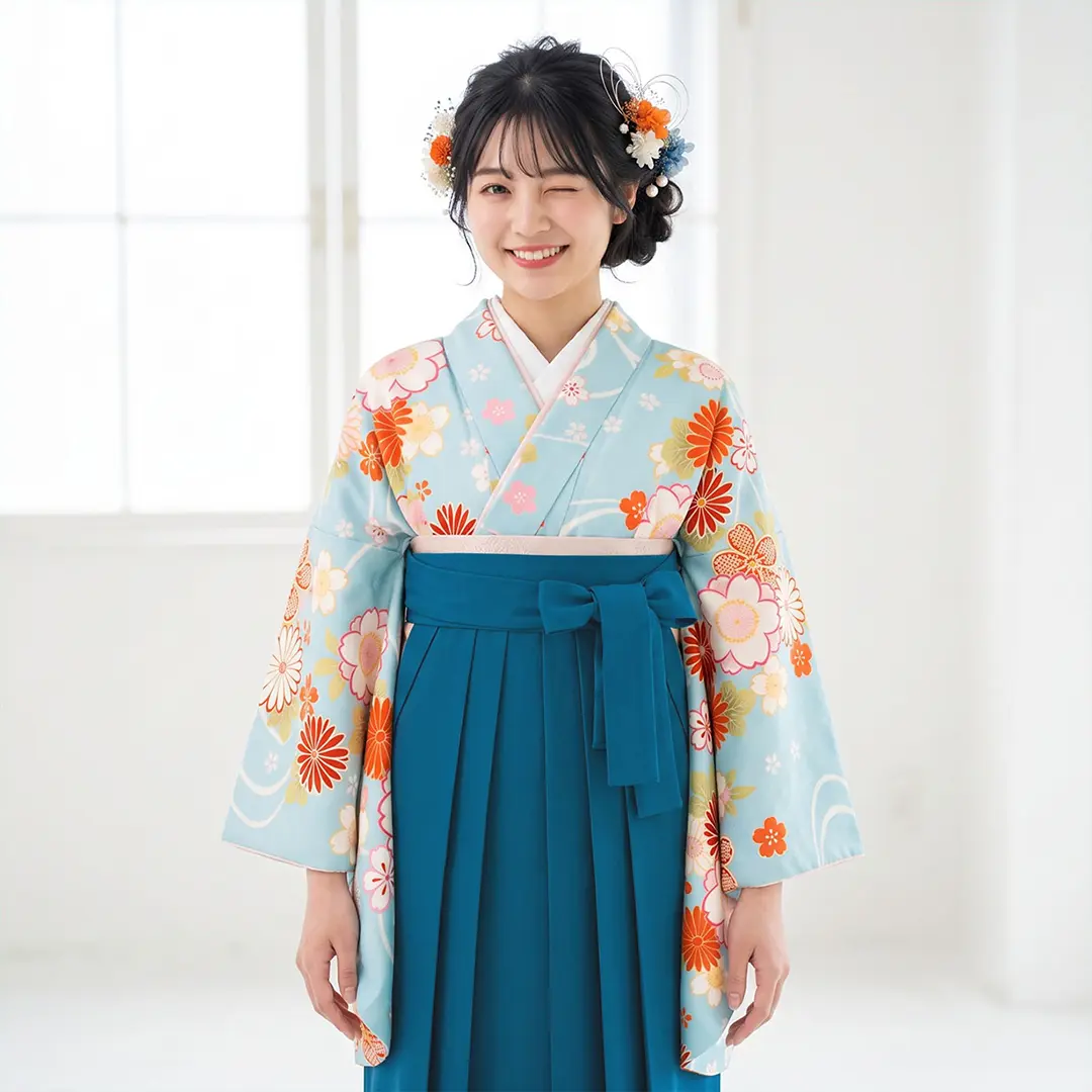 水色地に菊と桜・青袴（無地） （二尺袖）／卒業式／着用イメージ    