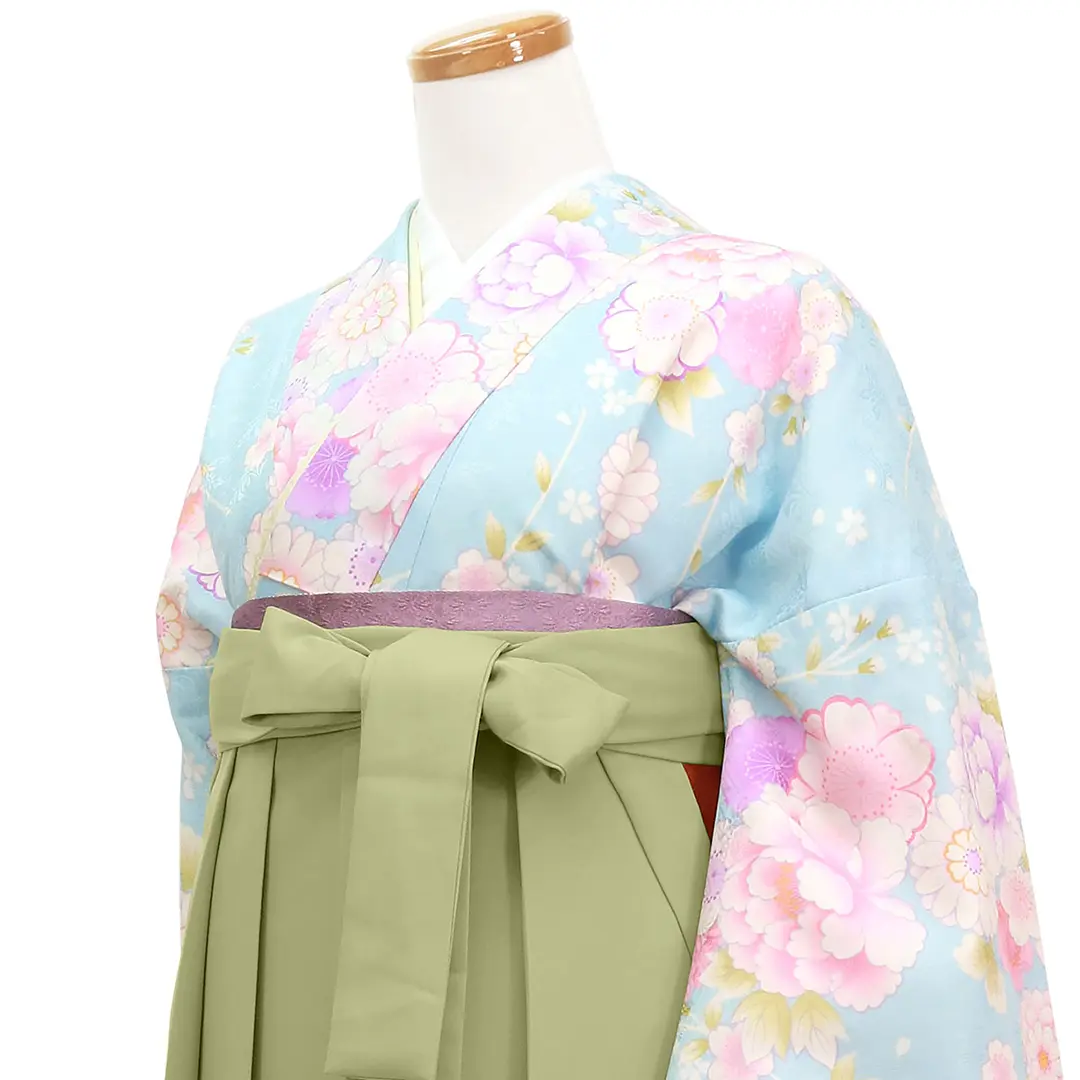 水色地に花尽くし・オリーブ袴（無地） （二尺袖）／卒業式／斜め詳細