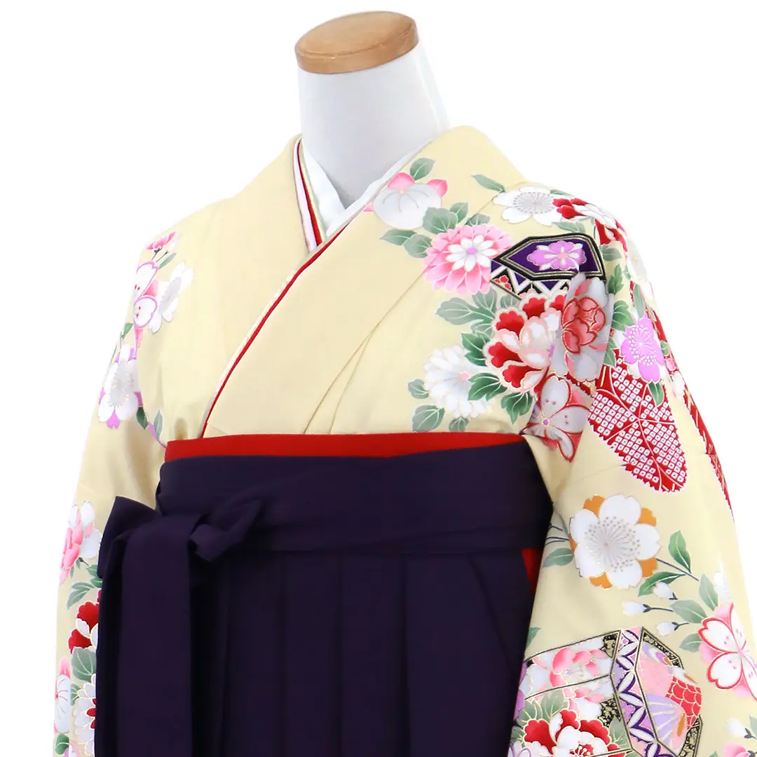 クリーム地に四季花・紫袴（無地）（二尺袖）／卒業式／斜め詳細
