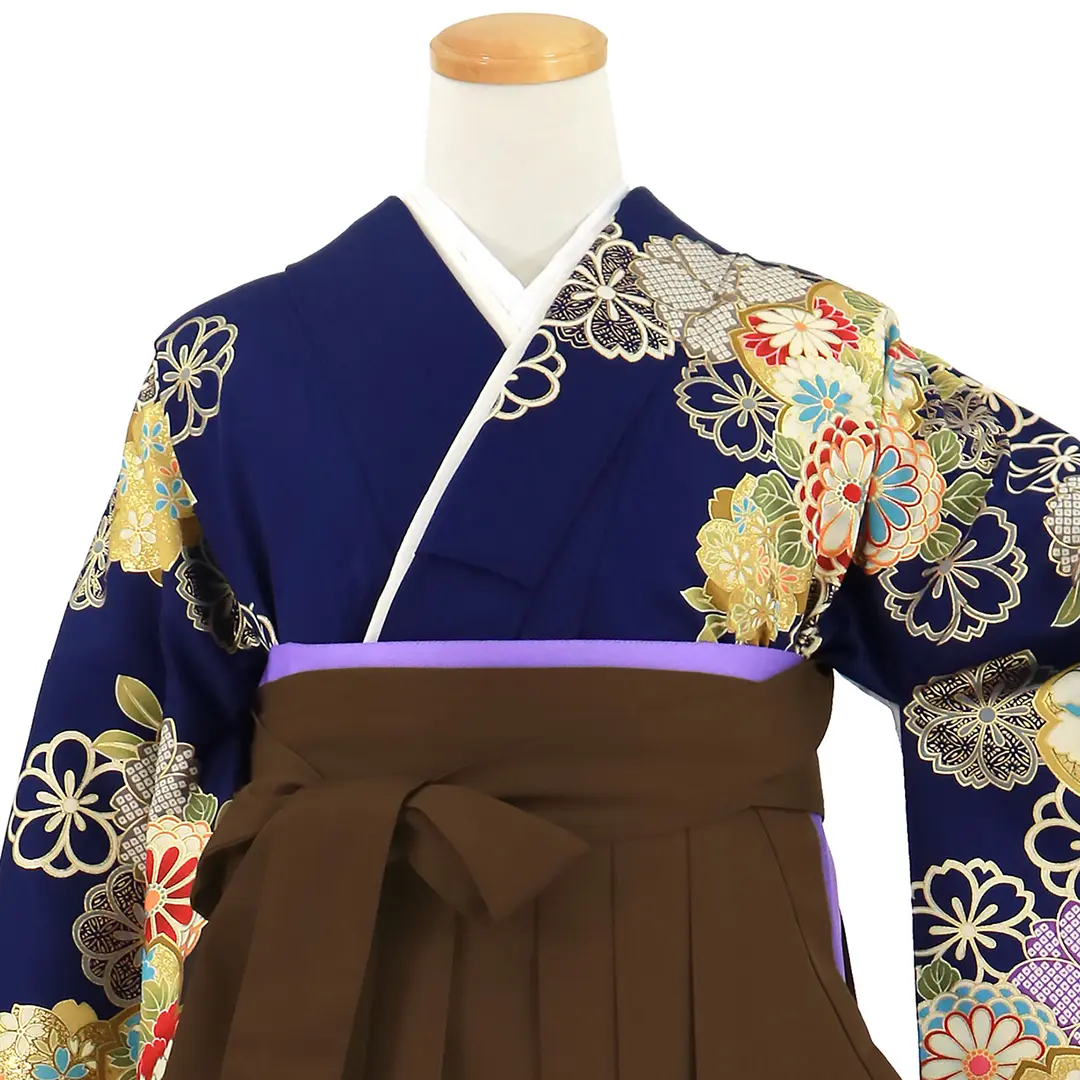 紺地に菊と桜、茶色袴（無地）（二尺袖）／卒業式／正面詳細
