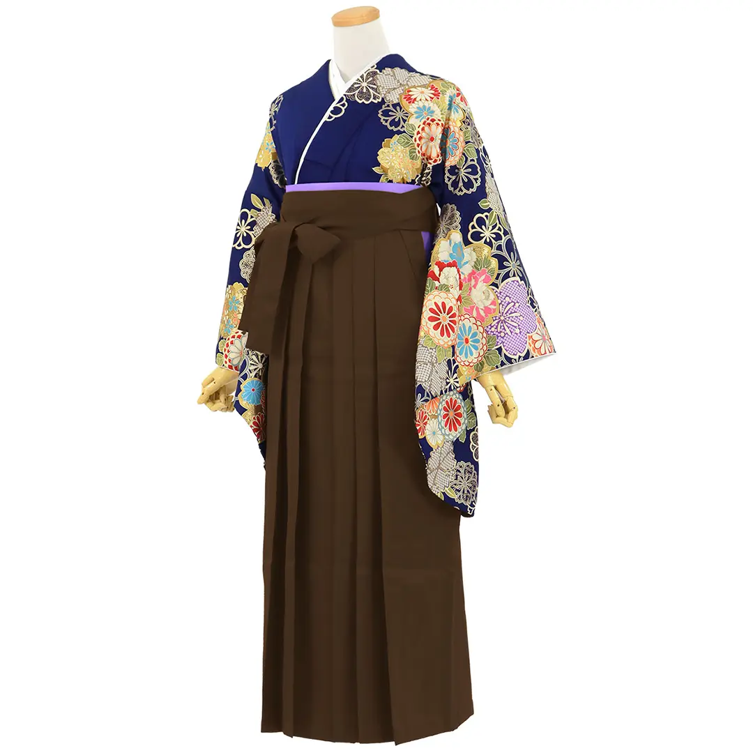 紺地に菊と桜、茶色袴（無地）（二尺袖）／卒業式／斜め