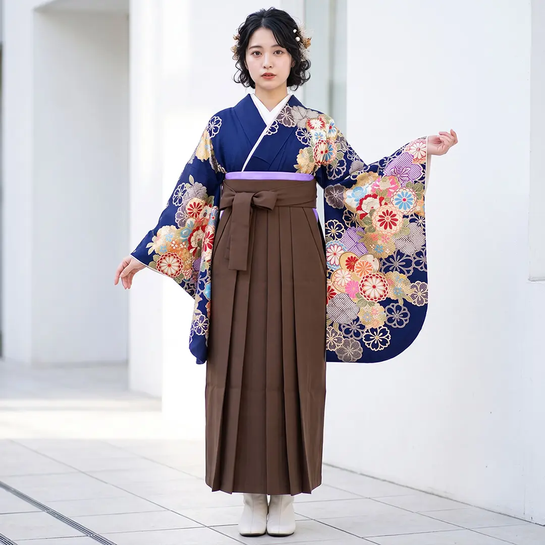 紺地に菊と桜尽くし・茶色袴（無地） （二尺袖）／卒業式／着用イメージ
