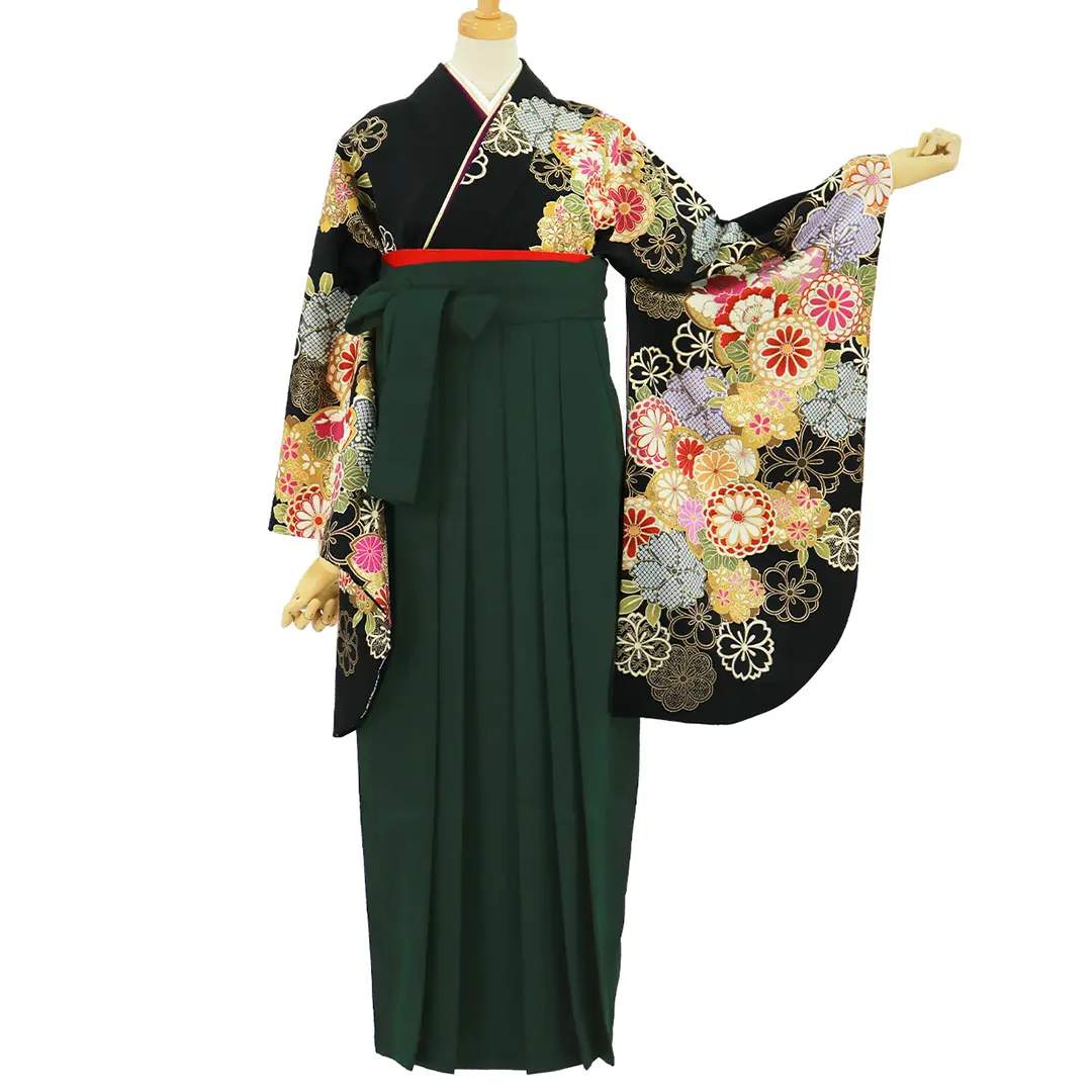 黒地に菊と桜、深緑袴（無地）（二尺袖）／卒業式／正面
