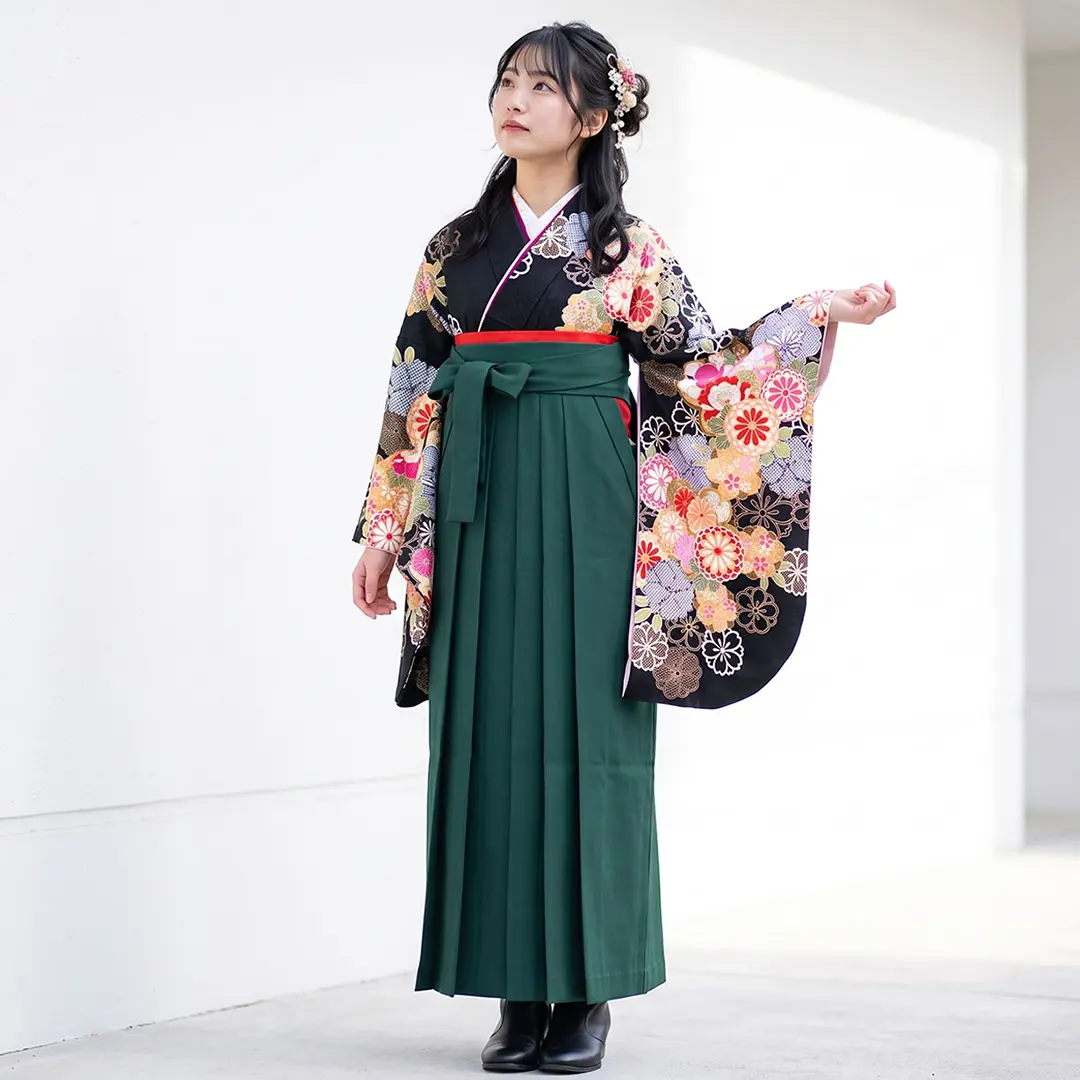 黒地に菊と桜尽くし・深緑袴（無地） （二尺袖）／卒業式／着用イメージ