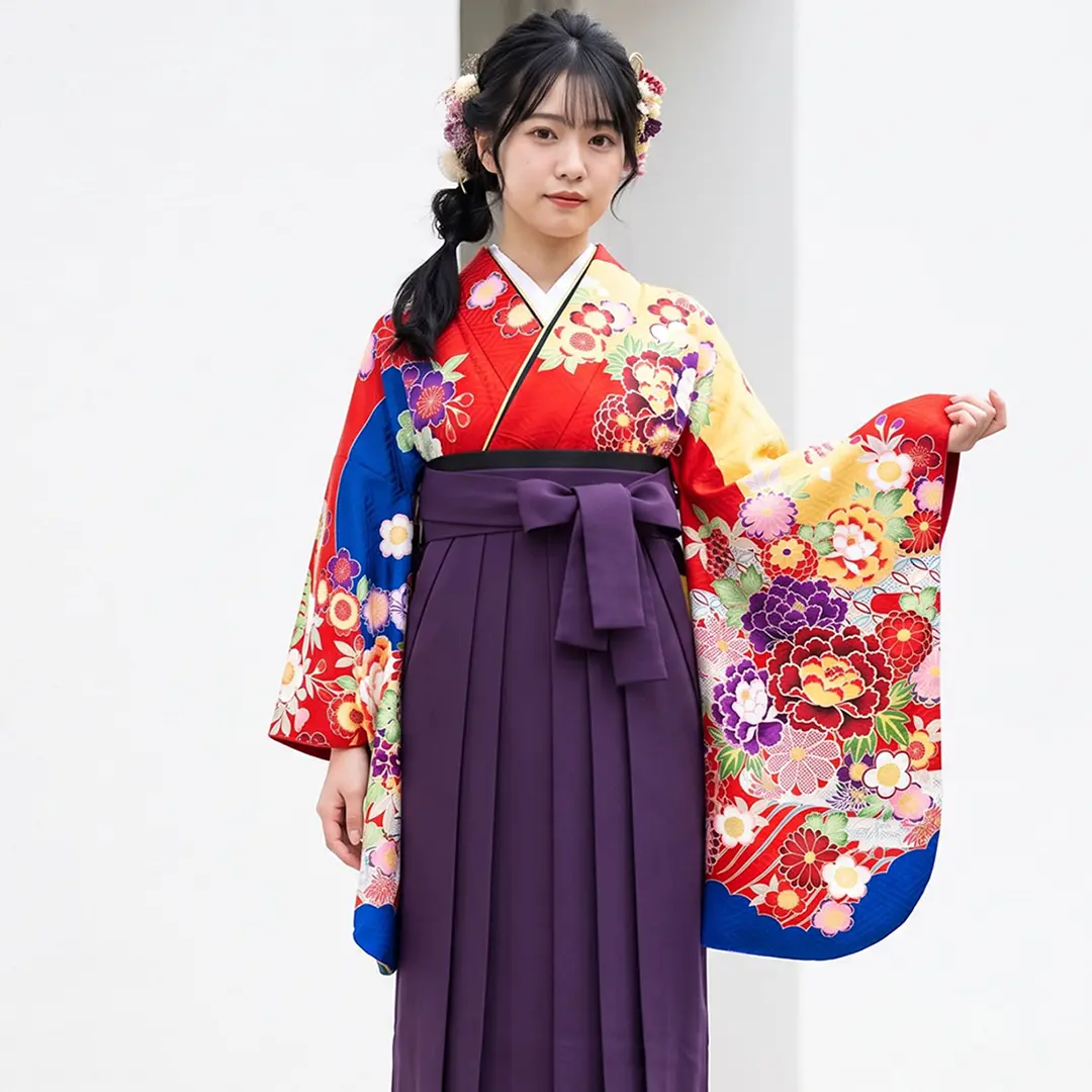 赤地の紅型風の二尺袖・紫袴（無地） （二尺袖）／卒業式／着用イメージ